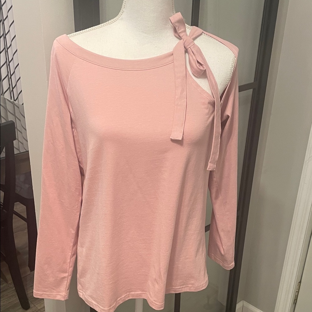New With Tags…Boutique Unbranded Light Pink Cut-Out Design Bow Shirt..Siz Med.